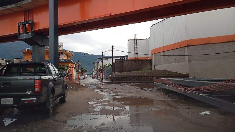 Obra de viaducto elevado con encharcamientos